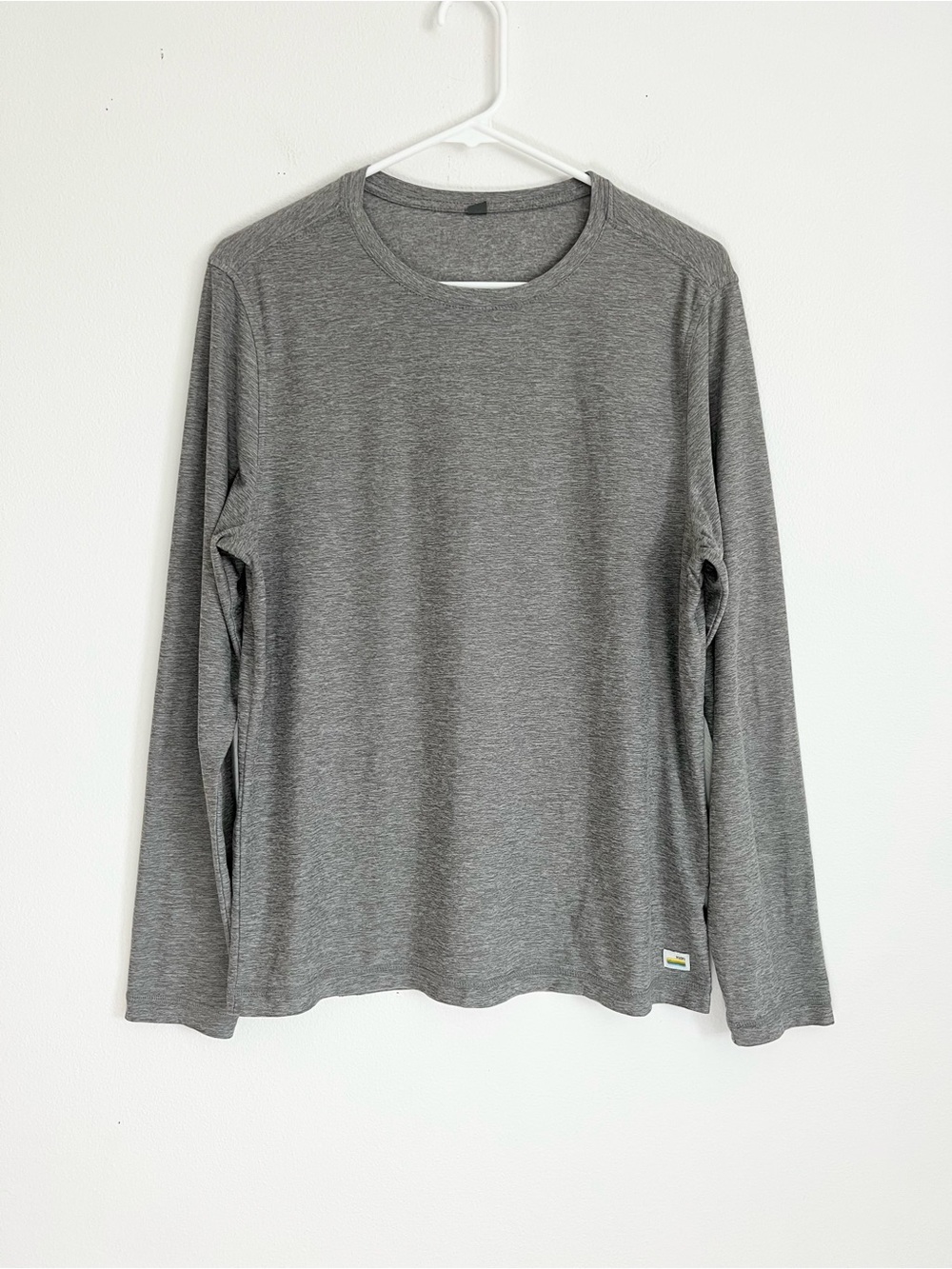 Vuori Strato Tech Long Sleeve Tee Athleisure Athletic Workout Shirt M Gym Outfit